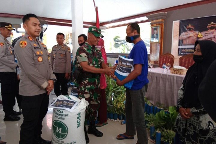 Ribuan Sapi Terancam PMK, Polres Probolinggo Bantu 1 Ton Pakan Ternak Laktasi di Dringu