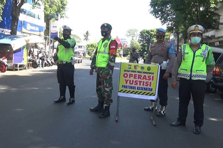Puluhan Warga Bondowso Tak Bermasker Jalani Sidang di Tempat