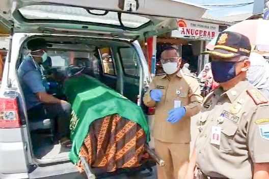 Tak Pakai Masker Warga Probolinggo akan Dimasukkan Mobil Ambulans Bersama Keranda Jenazah