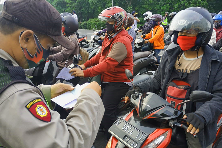 Hari Pertama PSBB, Pekerja Terlambat Kerja
