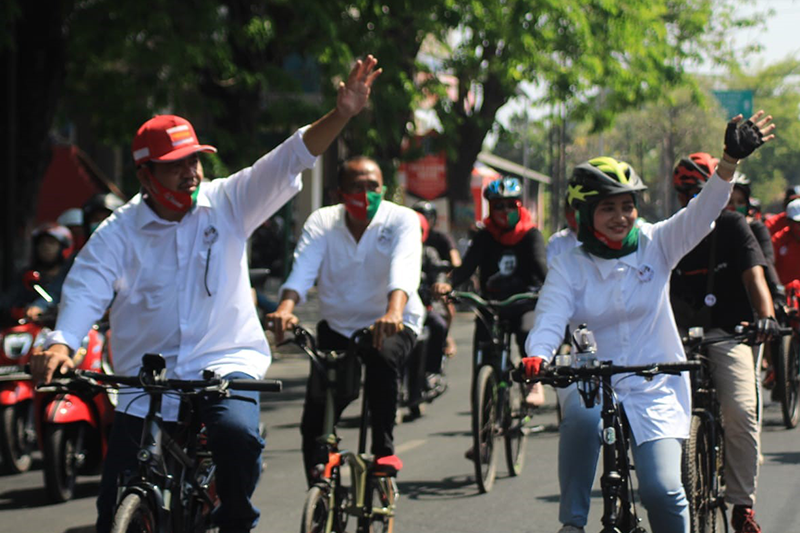 Daftar ke KPU, Bapaslon Pungkasiadi-Titik Mengayuh Sepeda Sejauh 3 KM