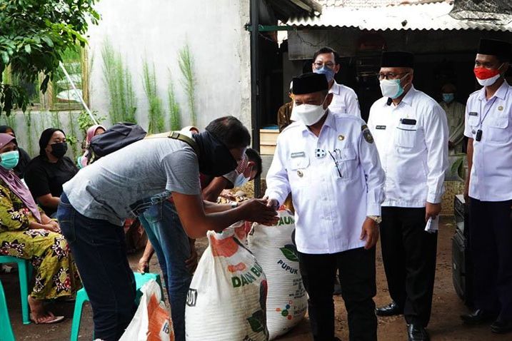 Bupati Situbondo Turun Langsung Salurkan Bantuan Pupuk Gratis Kepada 24.563 Petani