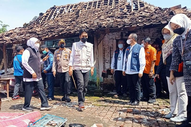 Tinjau Lokasi Bencana di Madiun, Gubernur Khofifah Serahkan Bantuan