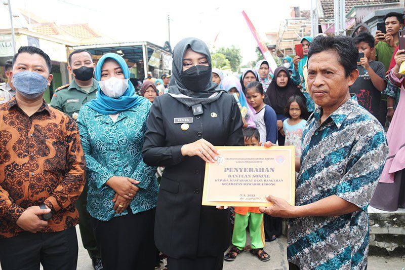 Bupati Ikfina Serahkan Bantuan untuk Warga Terdampak Angin Puting Beliung