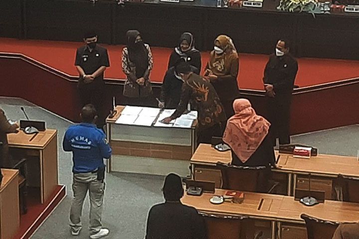 Bupati dan DPRD Kabupaten Mojokerto Menetapkan Raperda Tentang APBD 2022
