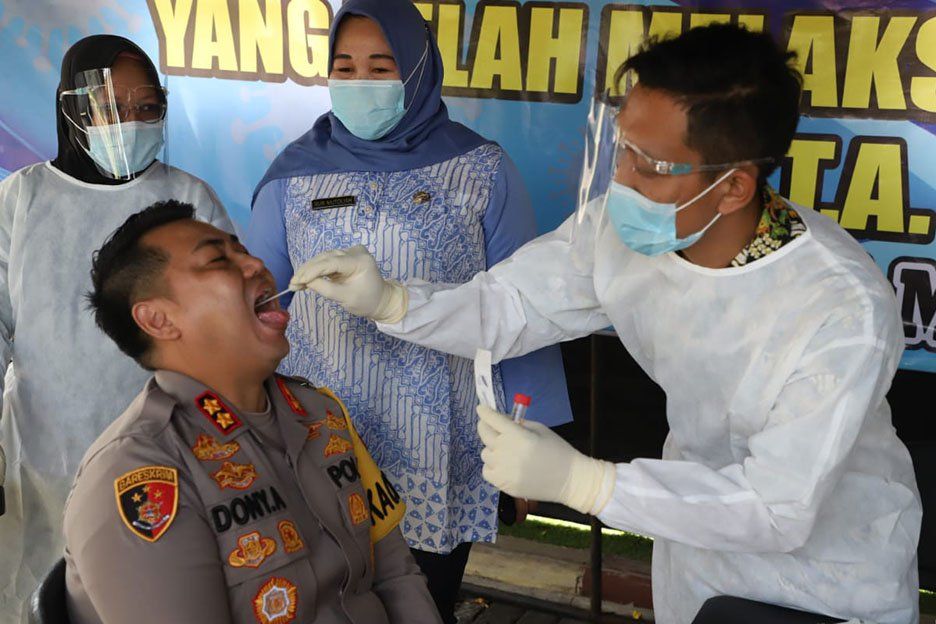 200 Polisi yang Bertugas Sekat Pemudik di Mojokerto Jalani Tes Swab PCR.