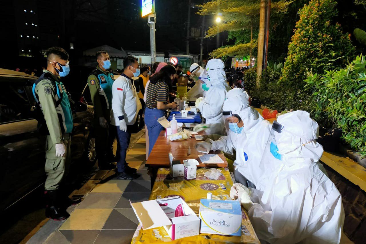Risma Gelar <em>Rapid Test </em>Mendadak di Depan Gedung Negara Grahadi