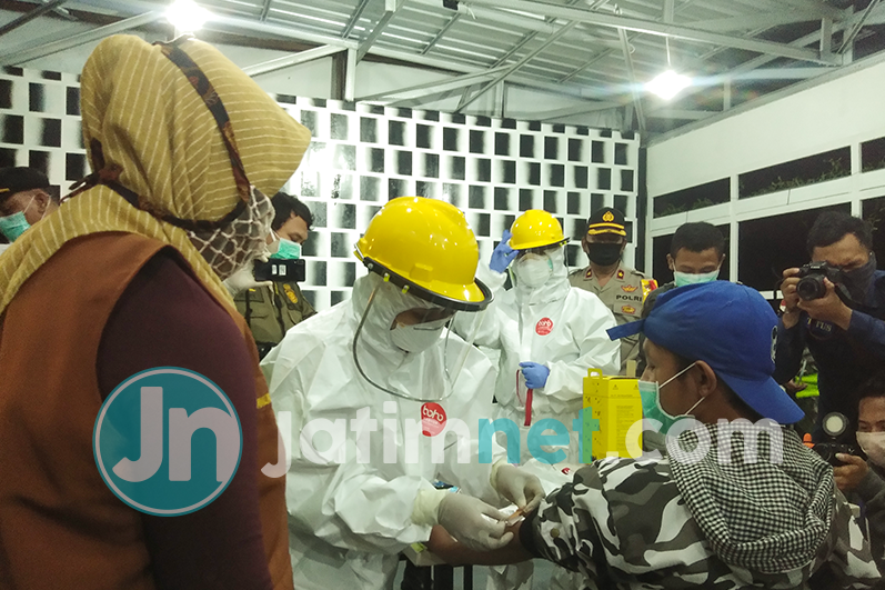 Bandel, 56 Pengunjung Warkop di Mojokerto Jalani <em>Rapid Test</em> Covid-19