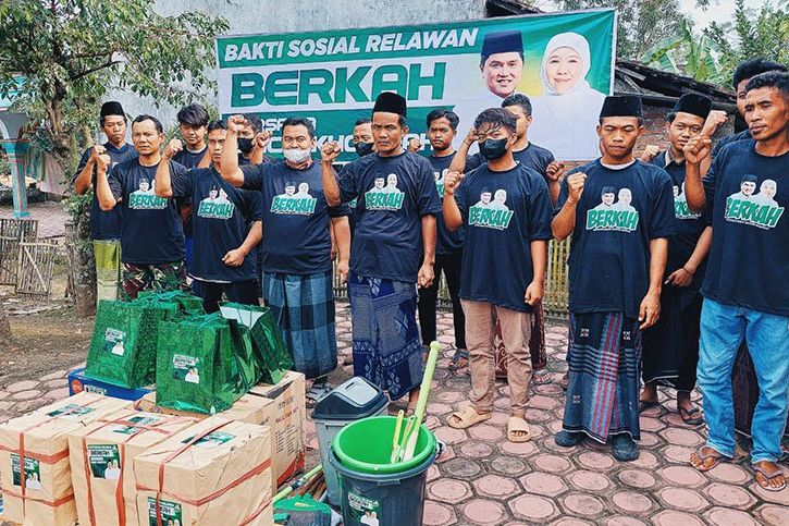 Relawan Erick-Khofifah Wakafkan Al-Quran ke Musala Desa