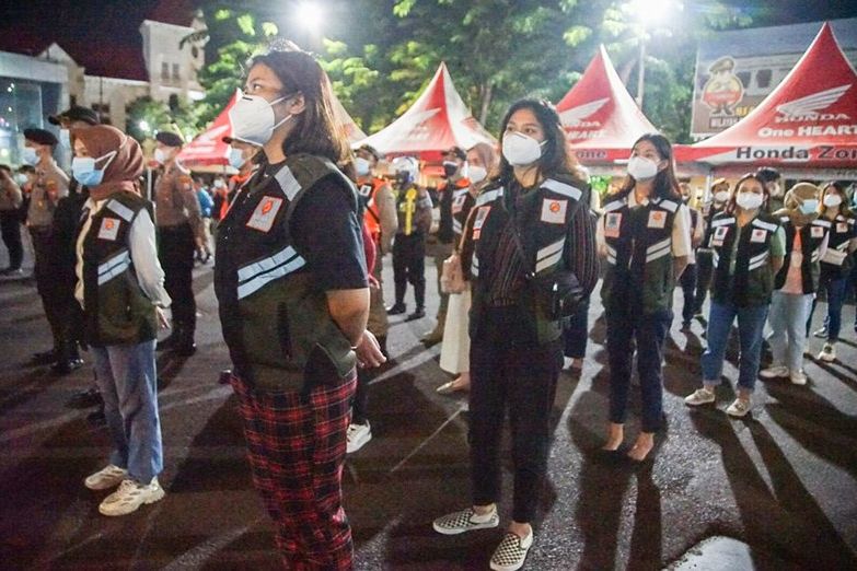 Bersama Relawan Surabaya Memanggil dan Polrestabes Terus Edukasi Warga tentang PPKM Darurat
