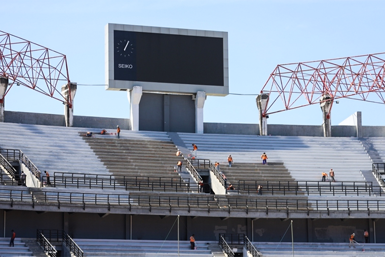Renovasi GBT Dikebut, Tribun Dicat dan Lampu Standart FIFA Dipasang
