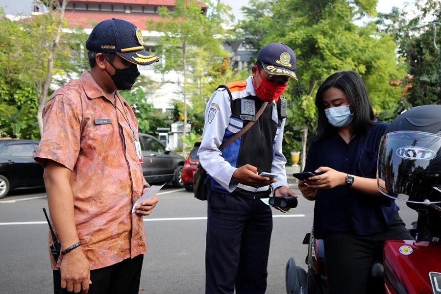 Dishub Surabaya Mulai Terapkan Pembayaran Retribusi Parkir dengan Qris