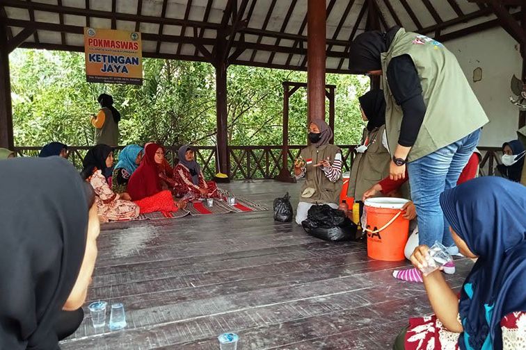 Pejuang Muda Sidoarjo Edukasi Warga Dusun Kepetingan Manfaatkan Eceng Gondok