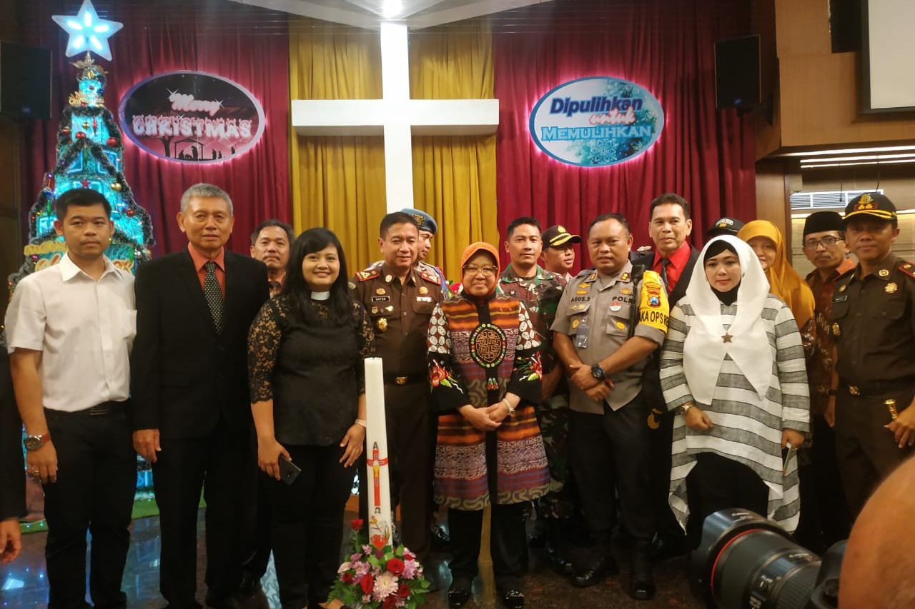 Risma Kunjungi Gereja di Eks Bom Teroris, Khofifah di Gereja Terbesar Surabaya