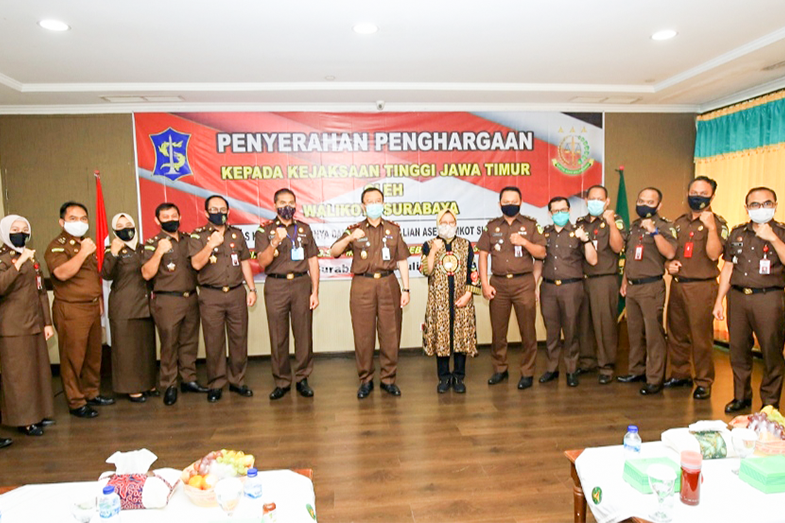 Bantu Selamatkan Aset Tanah dan Uang Rp 6,3 Miliar, Jajaran Kejati Jatim Sabet Penghargaan