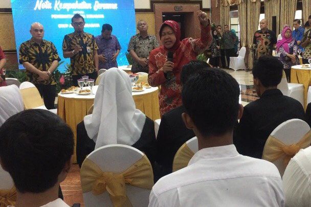 300 Anak Putus Sekolah Magang di Perusahaan, Risma Sujud Syukur