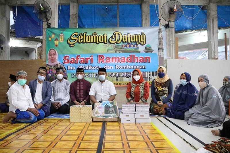 Ning Ita Ikut Salat Subuh Berjemaah, Warga Mojokerto Senang 