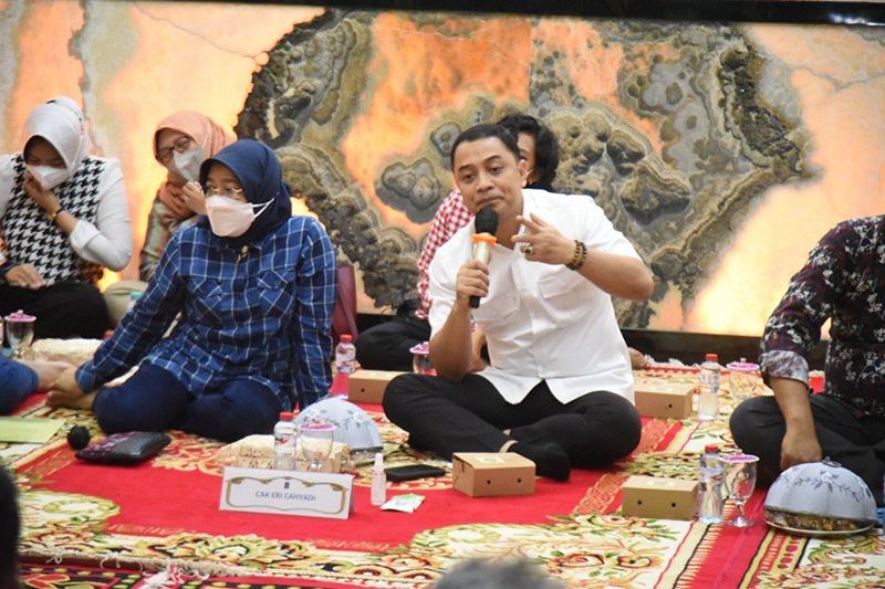 Tangis Haru Warga Warnai Acara Sambat Nang Cak Eri,