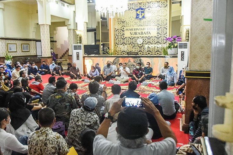 Semapat Memanas, Warga Emosional Saat Adukan Masalah Apartemen di Acara Sambat Nang Cak Eri
