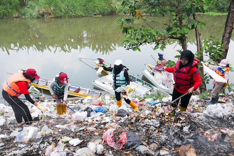 Peringati Hari Kemerdekaan, PPKS Temukan Fakta Gunungan Sampah di Sungai Surabaya-Gresik