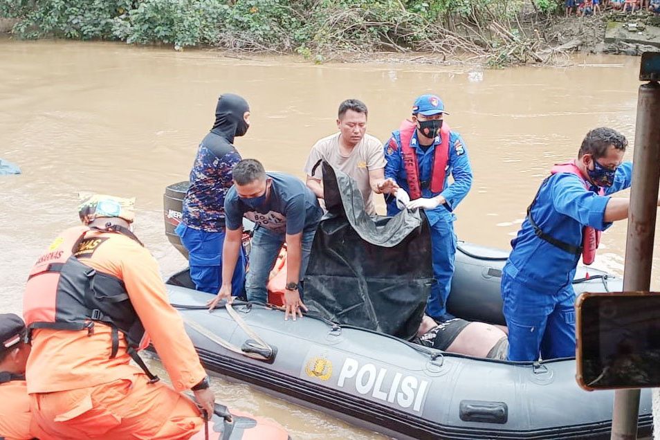 Korban Pemotor Tercebur di Sungai Surabaya Ditemukan