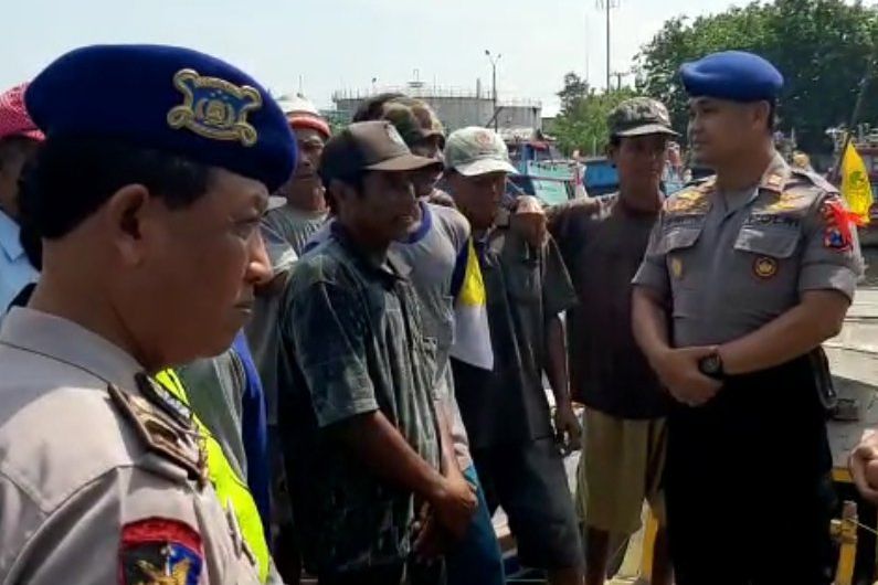 Jelang Nataru, Satpol Air dan KSOP Probolinggo Sidak Kapal Penyebrangan Persiapan