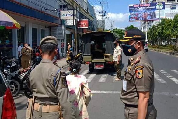 Satpol PP Jember Gelar Razia, Gelandangan dan ODGJ Diberi Vaksin