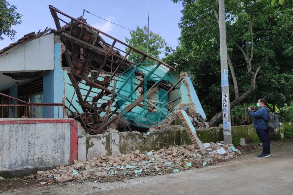 Ditinggal Daring, Bangunan SDN Mojolebak Mojokerto Roboh