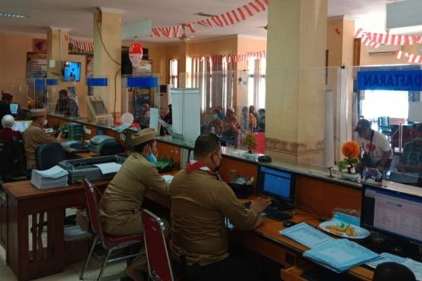 Semarak HUT RI ke-77, Pegawai Samsat Kraksaan Pakai Baju Pejuang dan Adat