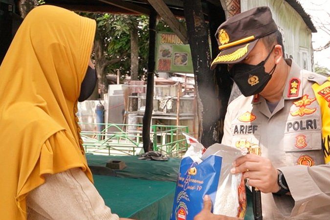 TNI-Polri Distribusikan 52 Ton Beras Untuk Masyarakat di Tengah PPKM Darurat.