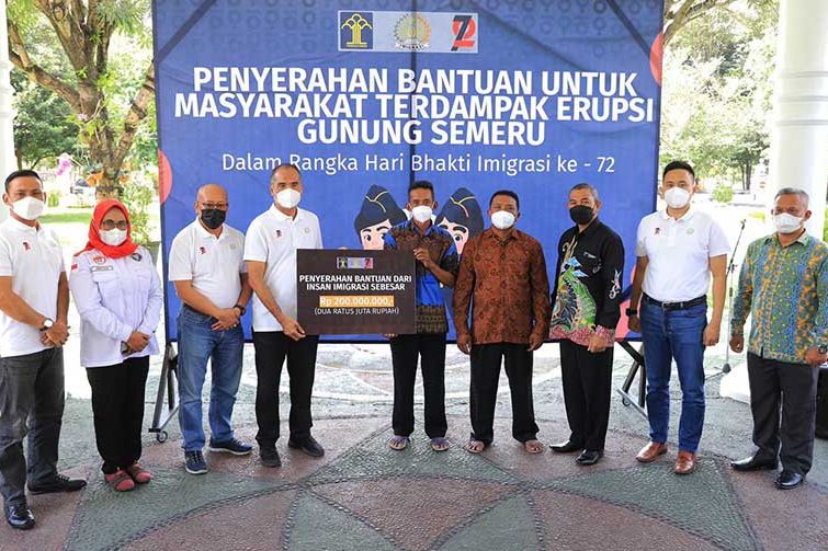 Imigrasi Berikan Bantuan Uang dan Logistik bagi Korban Erupsi Semeru