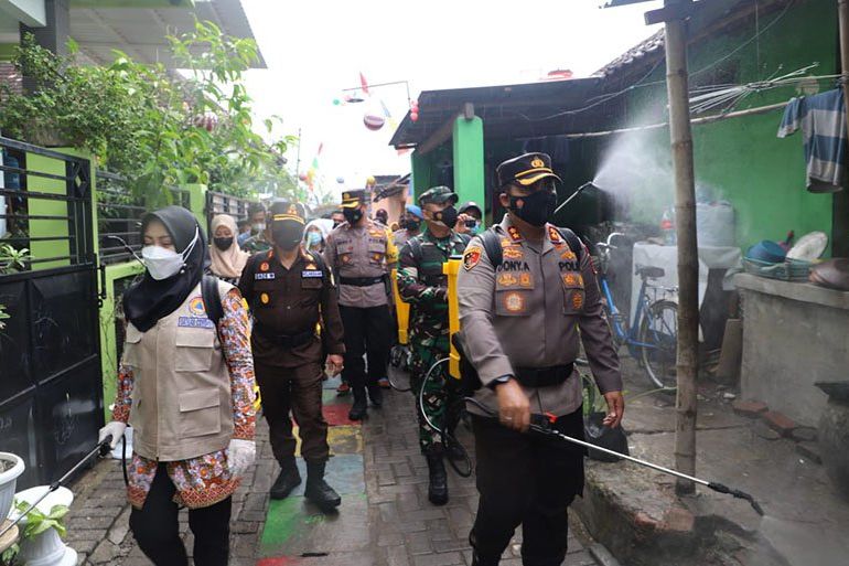 Sebaran Covid-19 Meningkat, Penyemprotan Disinfeksi Massal Digelar di Mojokerto