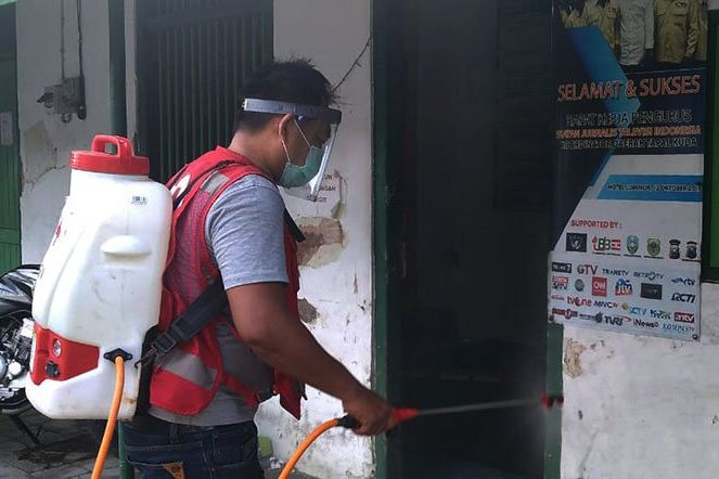 Cegah Penyebaran Covid-19, Sekretariat PWI dan IJTI Disemprot PMI Jember