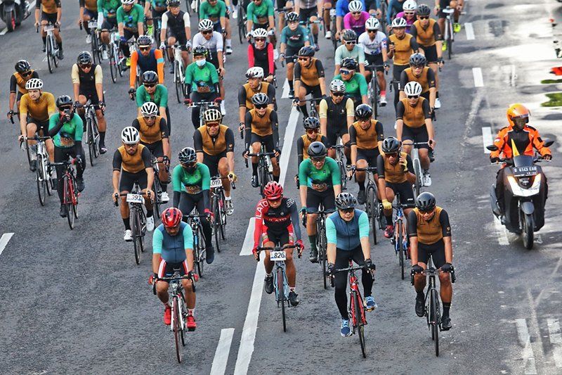 Ribuan Peserta Bromo KOM Challange 2022 Berkeliling Mengenal Kota Surabaya dengan Bersepeda
