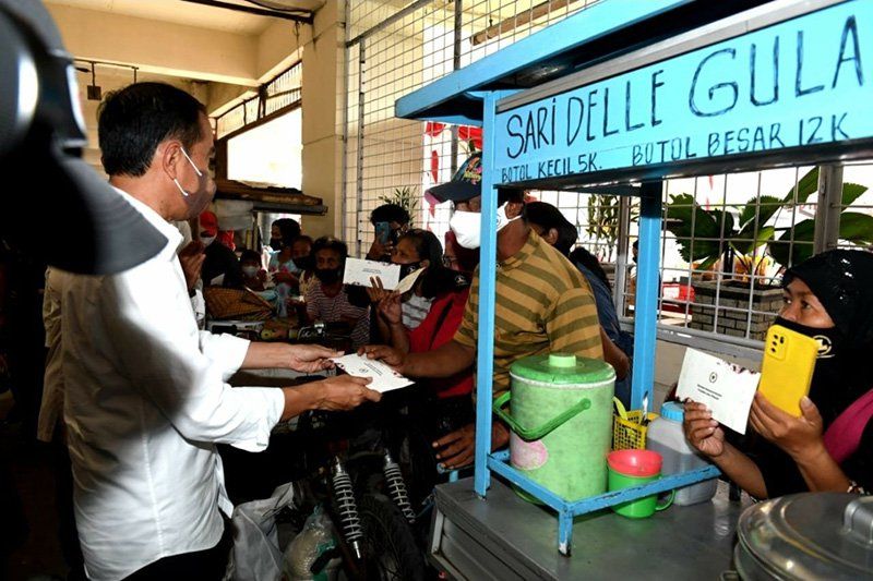 Kunjungi Pasar Tambah Rejo Surabaya, Presiden Jokowi Bagikan BLT Minyak Goreng Rp 300 ribu
