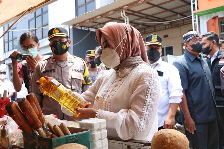 Ning Ita Sidak Bahan Pangan, Satgas Pangan Temukan Minyak Goreng Mahal dan Langka