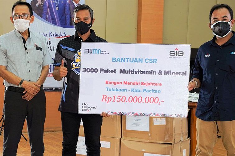SIG Serahkan Bantuan 5.000 Paket Multivitamin Dukung Pencegahan Covid-19