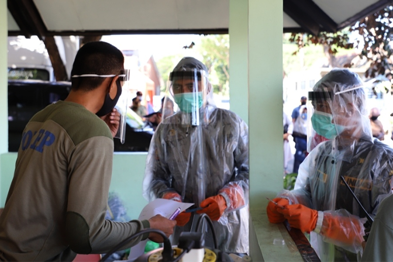 Jadi Tempat Isolasi, Petugas Asrama Haji Gelar Simulasi Penanganan Pasien Covid-19