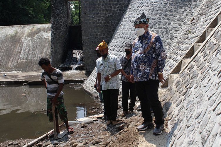 Hari Anti Korupsi, Bupati Situbondo Sidak Pengerjaan Proyek Irigasi dan Gedung Sekolah