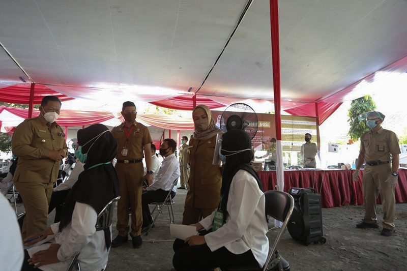 Tinjau Pelaksanaan SKB CPNS, Ning Ita Pimpin Doa dan Kobarkan Semangat Peserta dengan Ice Breaking