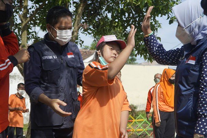 Ning Ita Serahkan Beasiswa Bagi 35 Siswa SLB Saat Jumat Barokah 