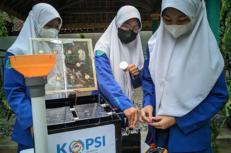 Siswi SMP di Ponorogo Mampu Memanfaatkan Air Hujan dan Cahaya Matahari Jadi Energi Listrik