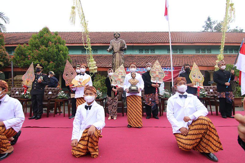 Bulan Bung Karno, Ratusan Siswa SD di Mojokerto Kenakan Pakaian Ala Soekarno