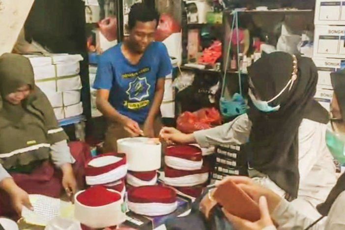 Dampak Pandemi, Omzet Songkok Terjun Bebas, Perajin di Gresik Menjerit