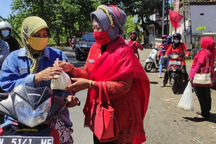 Srikandi PDI P Probolinggo Bagikan Tahu di Momen Peringatan Hari Kartini
