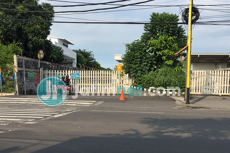 SAMPOERNA TUTUP: PT Sampoerna TBK di kawasan Rungkut Industri Surabaya terpaksa harus ditutup. Mengingat, terdapat dua karyawan positf Covid-19 dan meninggal. Fotografer: Baehaqi