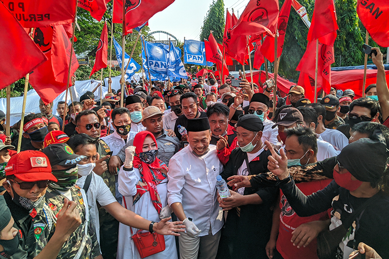 Daftar Bawa Ribuan Pendukung ke KPU Ponorogo Sugiri-Lysdiarita Siap Lawan Gajah