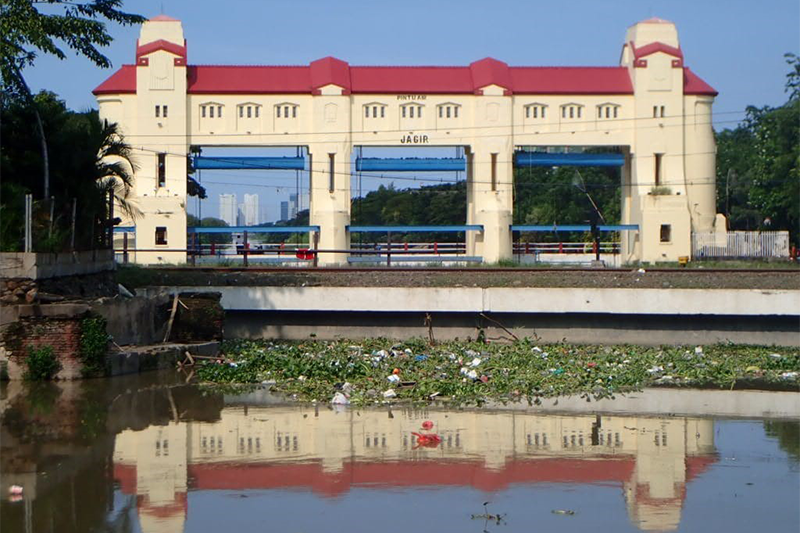 Diduga Dampak Dari PSBB, Sampah Menumpuk di Sungai Surabaya