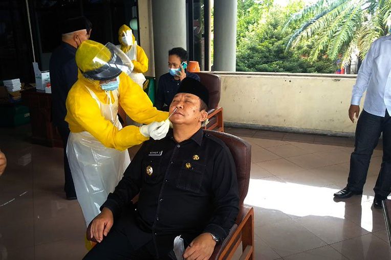 Satu Positif Covid-19, Seluruh Dewan Hingga Bupati Jalani Swab Massal