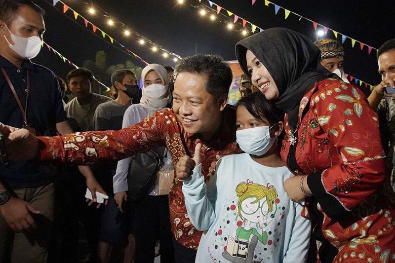 Sambut Hut ke-104, Hore-hore di Festival Kuliner, Ning Ita Berswafoto Bareng Warga Kota Mojokerto 